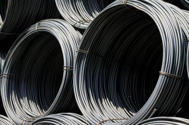 İnşaat alanındaki çelik çubuk, fotoğrafa yakın çekim.