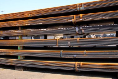 Çelik plaka bir eşya deposunda, fotoğrafa yakın çekim.