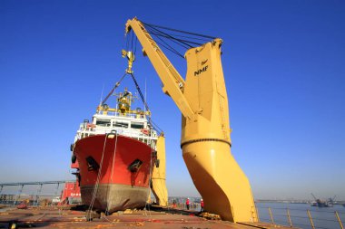 TIANJIN PORT - 23 Mart 2015 'te, Tianjin limanı, Tianjin, Çin' de büyük bir kargo gemisiyle 7..