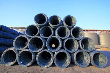 İnşaat alanındaki çelik çubuk, fotoğrafa yakın çekim.