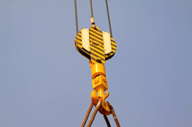 Gökyüzünde vinç sapanı, fotoğrafa yakın çekim.