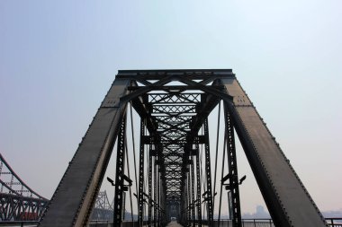 Köprü çelik plakası, fotoğrafa yakın çekim.