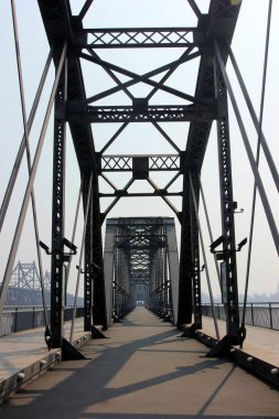 Yalu nehri yıkılmış köprü manzarası, tarihi yerler, Çin