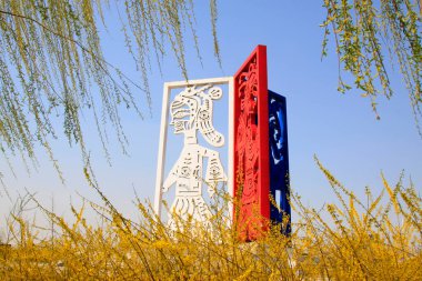 Luannan İlçesi - 7 Nisan 2015 'te bir parkta tiyatro karakteri heykeli, Luannan İlçesi, Hebei Bölgesi, Çin