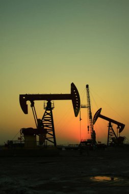 Jidong petrol sahasında dengeli ışın pompalama ünitesi günbatımı manzarası, Hebei Eyaleti, Çin