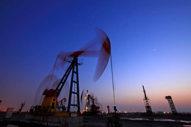 Jidong petrol sahasında dengeli ışın pompalama ünitesi günbatımı manzarası, Hebei Eyaleti, Çin