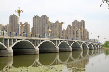 Modern şehirde köprüler ve yüksek binalar, yakın çekim