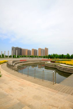 Şehir inşaat manzarası, gölet ve paslanmaz çelik ray, yakın çekim