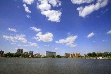 Güzel şehir manzarası, nehirler ve binalar, yakın çekim