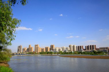 Güzel şehir manzarası, nehirler ve binalar, yakın çekim