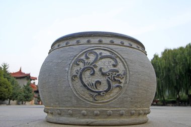 Yerde davul şeklinde taş bloklar