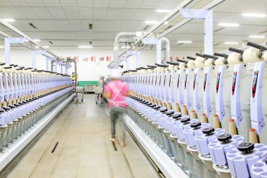 Luannan - 31 Mayıs 2015 'te üretim atölyesinde dönen işçiler, Luannan County, Hebei, Çin