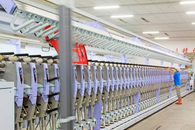 Luannan - 31 Mayıs 2015 'te üretim atölyesinde dönen işçiler, Luannan County, Hebei, Çin