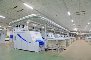 Dönen makine parçaları ve fabrikada paslanmaz çelik boru, yakın çekim