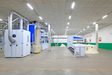Dönen makine parçaları ve fabrikada paslanmaz çelik boru, yakın çekim