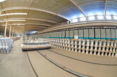 Luannan - 31 Mayıs 2015 'te seramik şirketinde Sintering atölye üretim hattı görüntüsü, Luannan County, Hebei, Çin