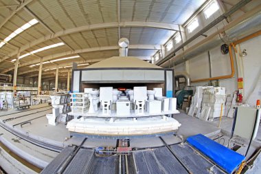 Bir fabrikada seramik sinamik atölye üretim hattı, yakın çekim