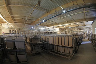 Seramik yarı bitmiş ürünler üretim hattında, bir fabrikada.