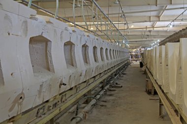 Bir fabrikada seramik kalıp, fotoğrafa yakın çekim.