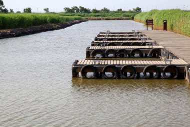 Ahşap iskele ve lastikler.