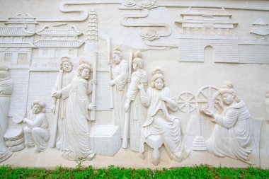 Parkta taş oymacılığı işe yarıyor.