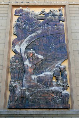 Duvardaki heykel, fotoğrafa yakın çekim.