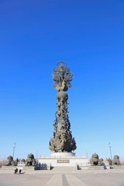 Tangshan - 31 Ocak 2016 'da meydanda dev heykeller, Tangshan şehri, Çin