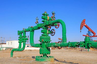 Petrol boru hattı ve pompalama ünitesi, fotoğrafa yakın çekim