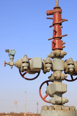 Petrol boru hattı ve ekipman mavi gökyüzünün altında, yakın çekim