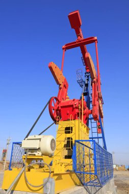 Petrol sahasında mavi gökyüzünün altında pompalama ünitesi