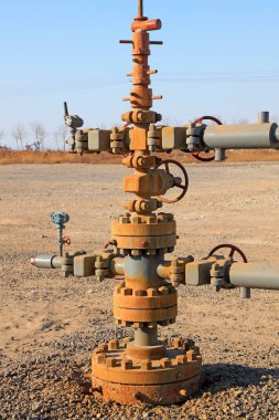 Doğadaki petrol boru hattı, fotoğrafın yakın çekimi.