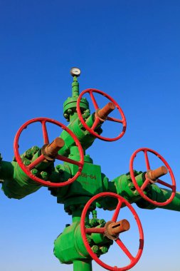 Petrol boru hattı kontrol tekerleği mavi gökyüzünün altında, yakın çekim