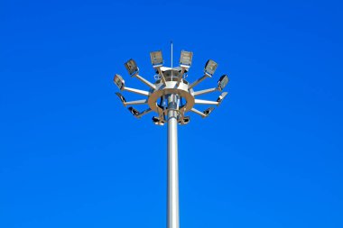 Mavi gökyüzündeki spot ışığı, fotoğrafa yakın çekim