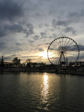 Paris - 16 Nisan 2016 'da Seine' de dönme dolap, Paris, Fransa