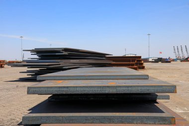 Kargo terminalinde çelik plaka, fotoğrafa yakın çekim.