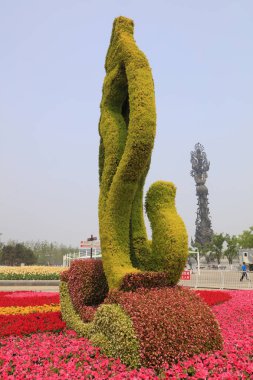 Bahçedeki yeşil heykel