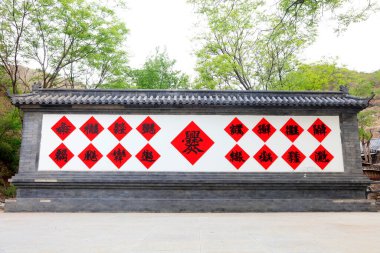 Beyaz duvarda kırmızı kağıt siyah kelimeler