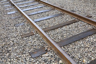 Demiryolu ve taş, fotoğrafa yakın çekim.