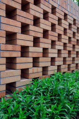 Parktaki kafes duvarı ve çimenler