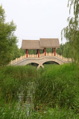 Parkta çift kemerli taş köprü