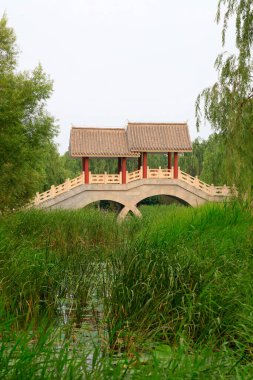 Parkta çift kemerli taş köprü