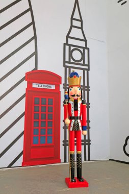 Asker heykeli ve postacı