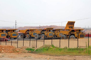 Büyük maden kamyonu, fotoğrafa yakın çekim.