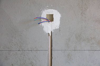 Duvardaki elektrikli tel şantiye, fotoğrafa yakın çekim.