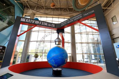 Bir bilim müzesinde manyetik havalanma mehtabı gösteri aracı