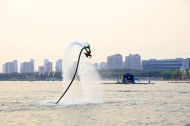 Su dublörleri eşit, fotoğraflara yakın.