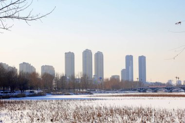 Kuzey Çin 'deki şehir kar manzarası.