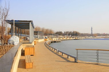 Suyun kenarındaki park yeri manzarası