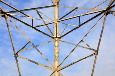 Mavi gökyüzünün altındaki elektrik kulesi