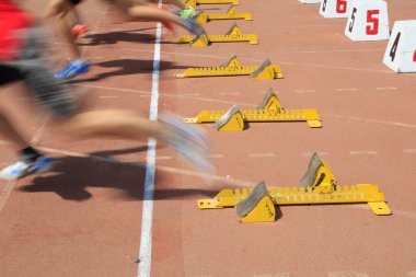 kısa mesafe koşucusu ve başlangıç blokları